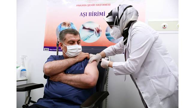 İlk Koronavirüs Aşısı Sağlık Bakanı Fahrettin Koca’ya Yapıldı