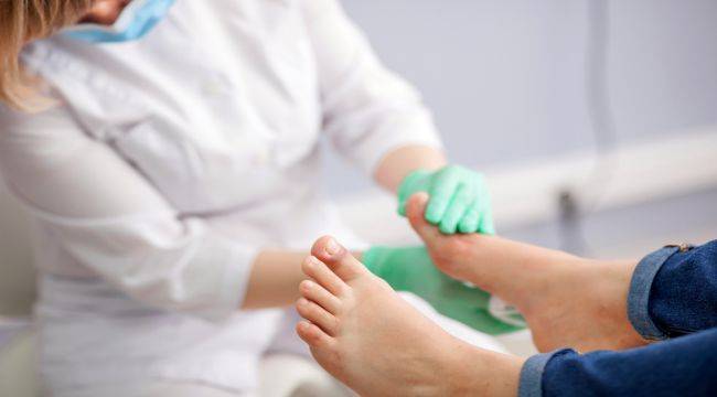 Hastalar Ayaklarındaki Yaraları Fark Etmiyor