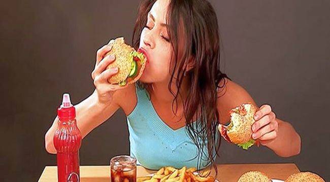 Sıkı diyetler, yeme ataklarını tetikliyor