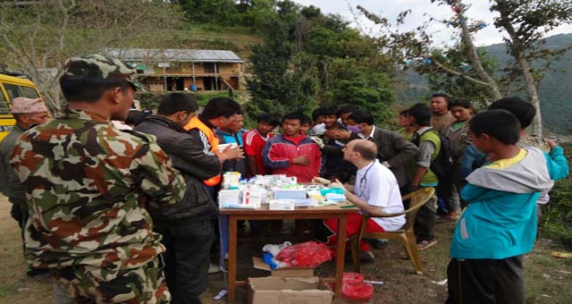 KÜRESEL DOKTORLAR NEPAL'İN YARALARINI SARIYOR