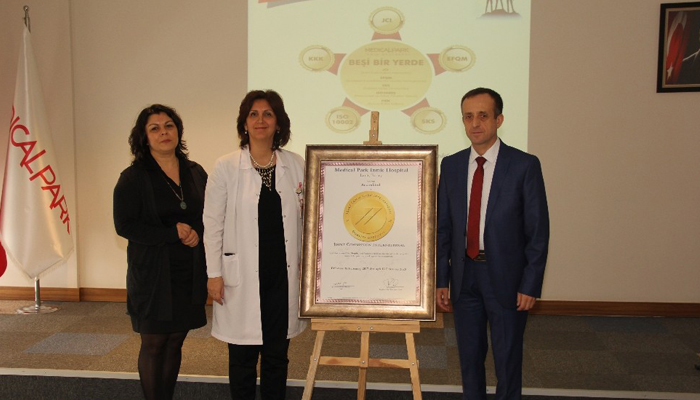 Medicalpark İzmir’e uluslararası iki başarı belgesi