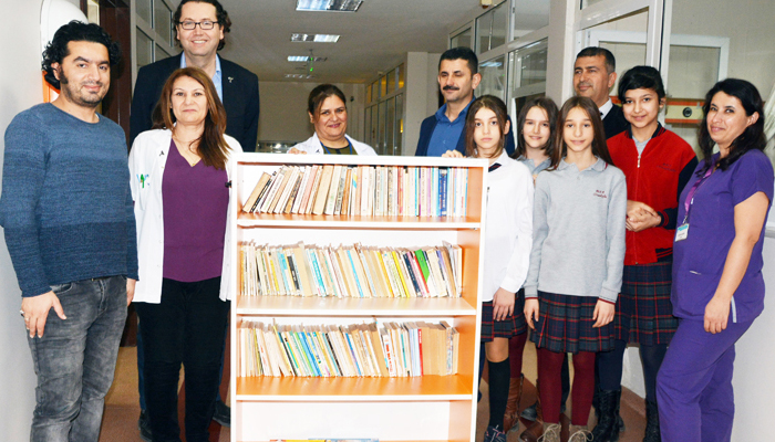 Tepecik Hastanesi'nde Çocuklar İçin Gezici Kütüphane